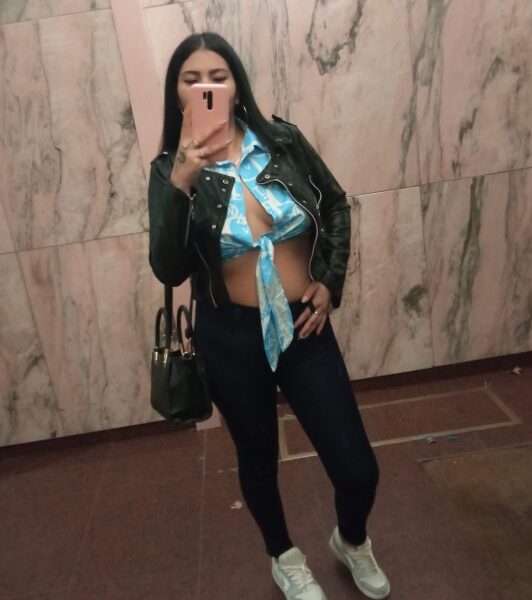Chica fiestera Súper Simpática Divertida