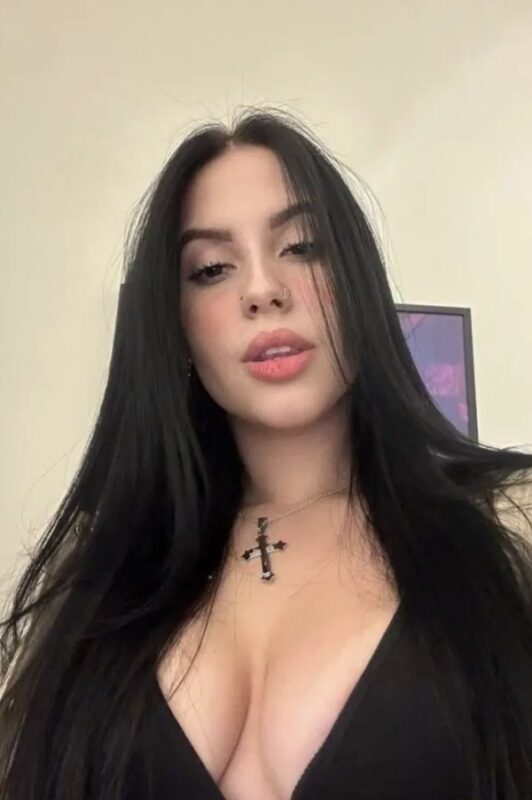 Piel clara con cabello negro oscuro y ojos claros en Mérida