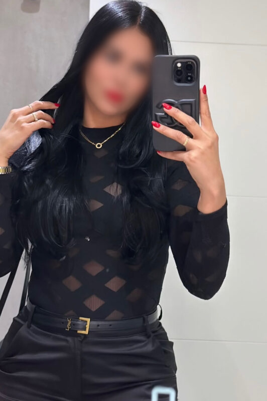 Novedad hermosa latina pellinegra dulce y cariñosa en granada