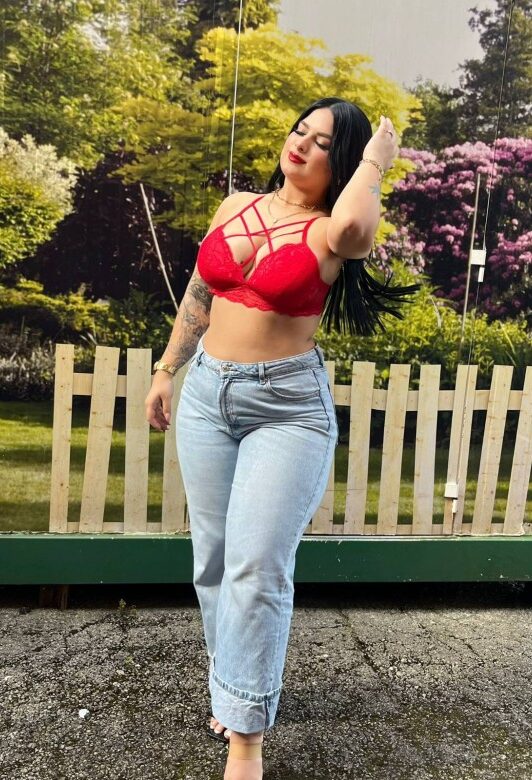 Mujer sensual, atractiva alta en Paterno