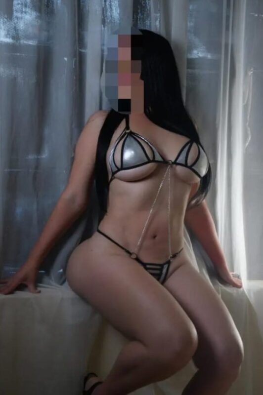 Valentina en imagen de perfil, posando con lencería elegante y actitud segura