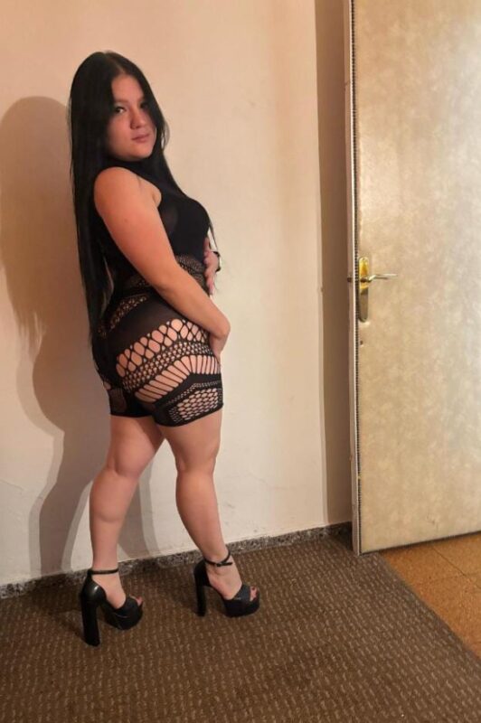 Bella y calentona chica venezolana en la Roda