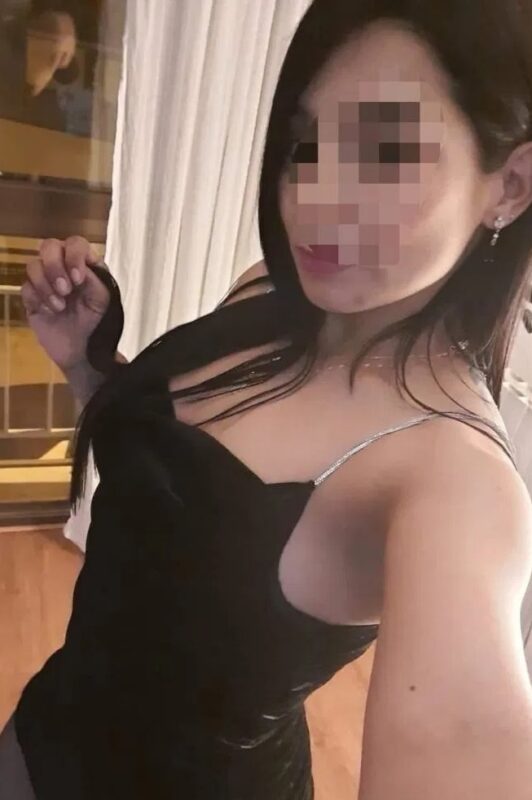 Chica joven con vestido negro en interior privado