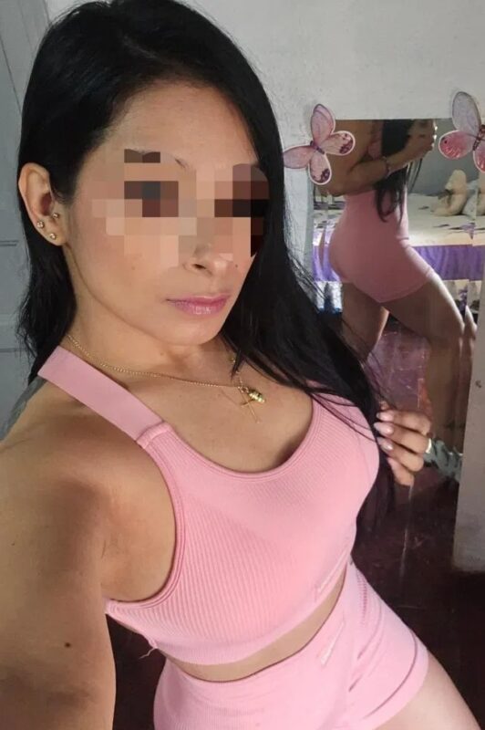 Chica joven con top rosa en ambiente interior