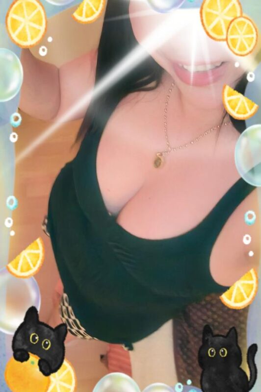 Chica tailandesa en Ponferrada ofreciendo masajes terapéuticos relajantes – contacto 654250874