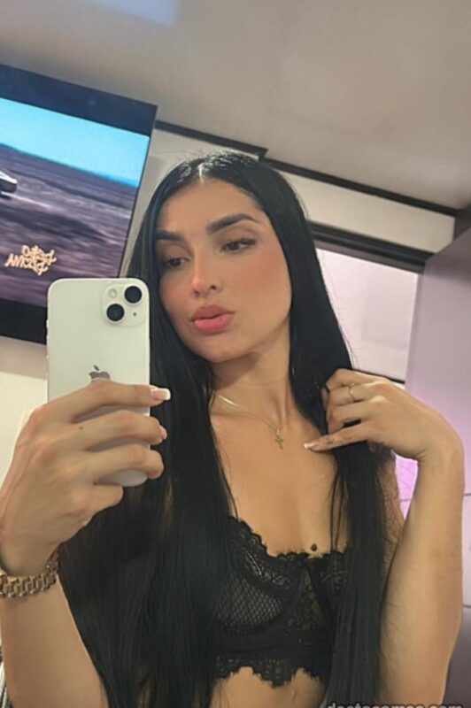 Escort Colombiana en la Costa del Sol | Karol para una Experiencia Exclusiva