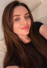 Compañía femenina de lujo en Barcelona – Escort ucraniana de ojos azules, discreta y elegante