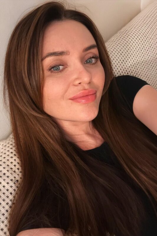 Compañía femenina de lujo en Barcelona – Escort ucraniana de ojos azules, discreta y elegante