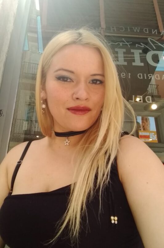 Retrato de Linda rubia mostrando una imagen cuidada y natural