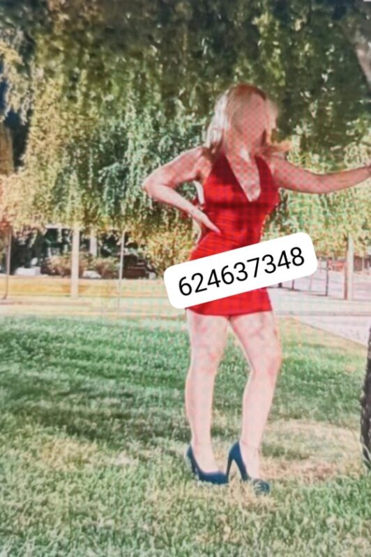 Mujer madura rubia posando en un entorno interior con estilo discreto