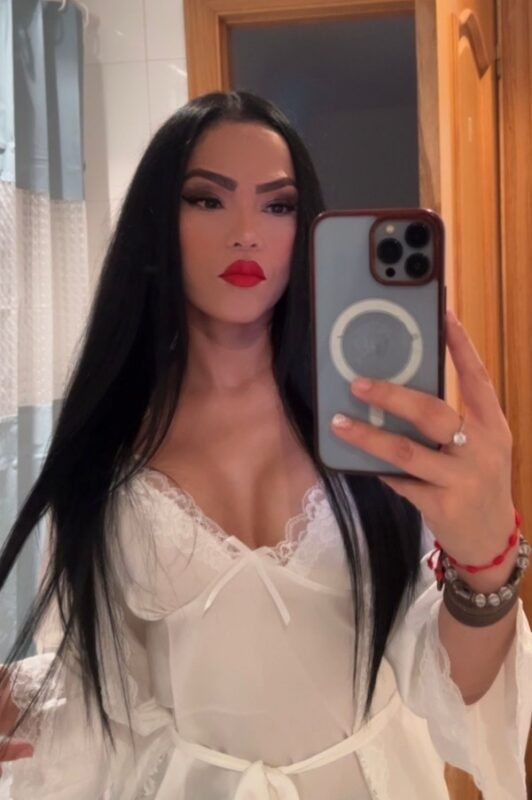 Retrato de chica colombiana joven con expresión suave y mirada natural