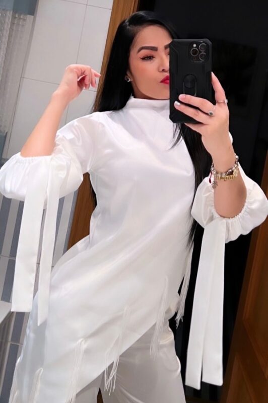 necesito texto para un anuncio . Te doy la información : chica madura rubia de 40 años de Paraguay. También necesito 3 suscripciones de foto de ella con all text, captuon, descripción. También necesito metadiscripcion para este anuncio